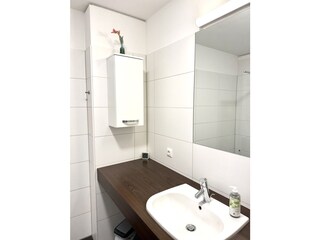 Badezimmer mit vielen Ablagen