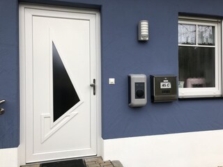 Wallbox neben dem Hauseingang