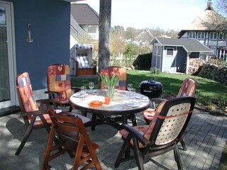 Terrasse mit Holzkohlegrill, Gartenhaus mit Kaminholz