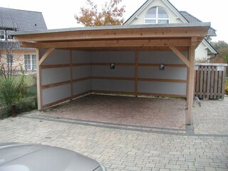 2 Parkplätze, einer davon im Carport