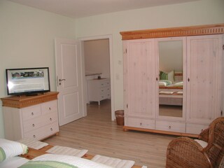 1. Schlafzimmer mit LCD-Smart-TV