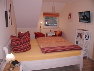 2. Schlafzimmer mit Sitzecke und Smart-TV