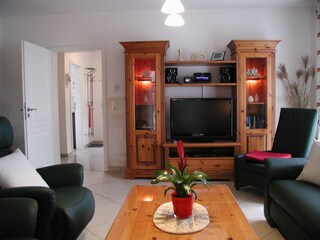 Wohnzimmer mit  Smart-TV, Internet-Radio und Kamin