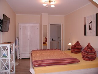 2. Schlafzimmer mit Bücherregal und Kleiderschrank