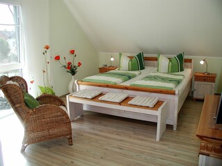 1. Schlafzimmer im OG mit Doppelbett