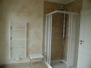 Bad OG mit Regen- und Massagedusche