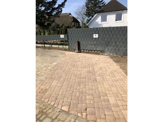 1 Parkplatz nach der Einfahrt