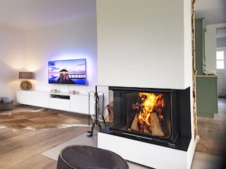 Großer Wohn-Essbereich mit Panoramakamin