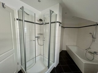 Badezimmer mit Dusche & Badewanne