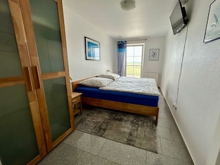 Großes Schlafzimmer mit Zugang zum Südbalkon