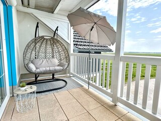 Momente der Ruhe auf dem großen Hafenbalkon genießen
