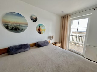 Großes Schlafzimmer mit Südbalkon Richtung Peenewiesen