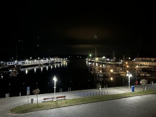 Marina bei Nacht
