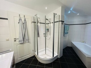 Badezimmer mit Dusche & Badewanne