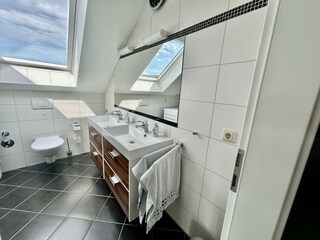 Badezimmer mit Doppelwaschtisch