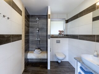Badezimmer mit ebenerdiger Dusche