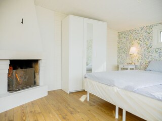Schlafzimmer 1 mit Kamin und Seeblick