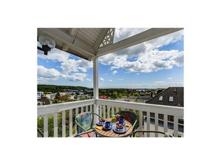 Balkon mit Tisch und Stühlen