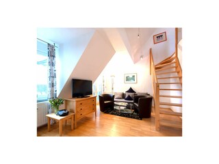 Sitzgruppe mit TV und Treppe zur Galerie und 2. Schlafz