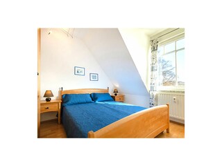 Schlafzimmer mit Doppelbett