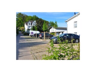 1 kostenfreier Parkplatz auf dem Gelände je Wohnung