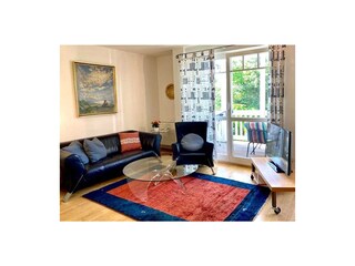 Wohnraum mit Sitzgruppe und TV