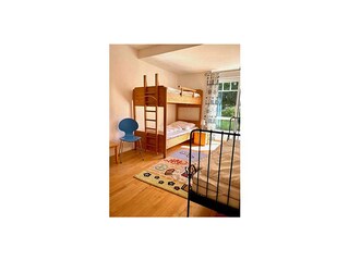 Schlafzimmer mit Hochbett und 1 Einzelbett