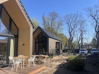 Haus 4 Terrasse im Hintergrund Haus 3