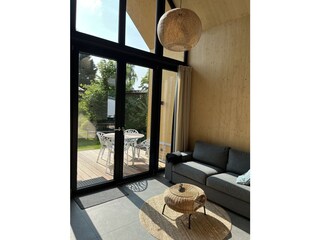 Wohnraum Blick zu Sofa und Terrasse