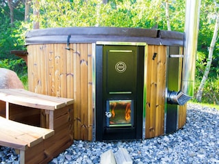 Mit Feuer beheizter Hot Tub lädt zu entspannten Momenten ein