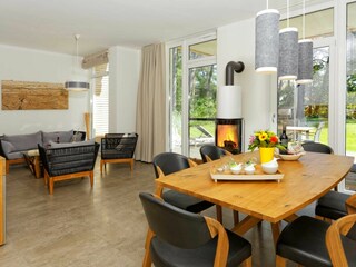 Naturstein und Holz sorgen für einen modernen und zeitlosen Lebensstil