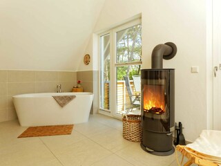 Wellnessbad mit drehbarem Kamin