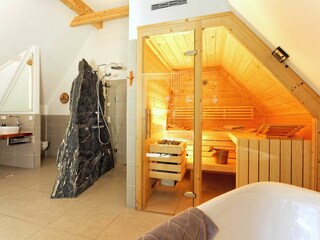 Sauna & Duschfels - zwei von vielen Highlights des Hauses