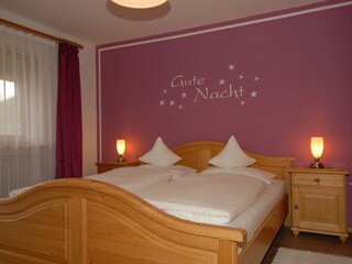 Schlafzimmer mit Doppelbett und Couch