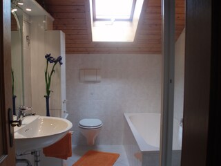 Bad mit Wanne und Dusche
