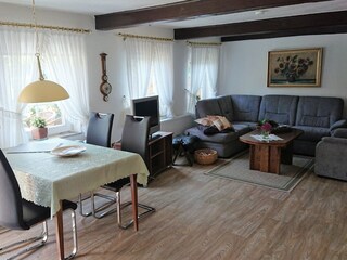 Sitzecke mit Esstisch