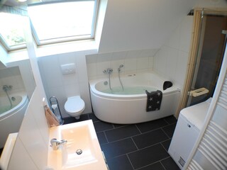 Badezimmer mit Whirlpool...