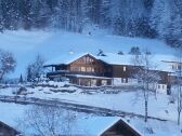 Das Haus im Winter, auf der Anhöhe über dem Dorf