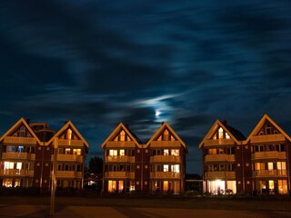 Mond über dem Hafendorf