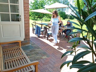 Terrasse hinter dem Haus