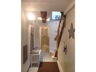 Flur, Treppenhaus mit Blick ins Badezimmer