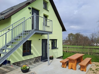 Außenansicht mit Treppe zur oberen Wohnung