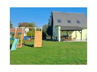 Außenansicht mit Klettergerüst