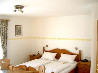 Das Schlafzimmer mit Doppelbett