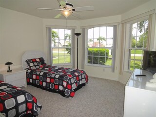 Guest bedroom (Twins) with TV