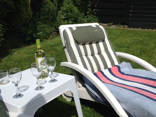 Sonniger Rasen am Rückseite des Bungalows; umzäunte!