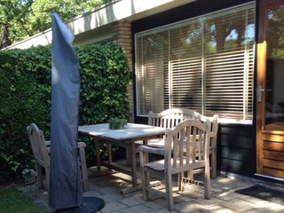 Sonnige, stimmungsvolle Terrasse am Vorderseite