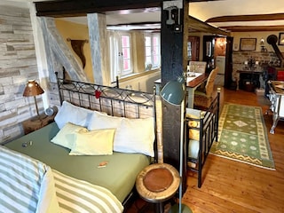 Schlafen - Blick in die Stube mit Kaminofen