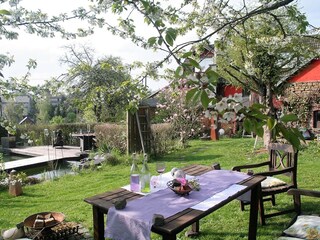 Garden idyll at the pond