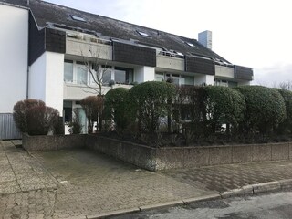 Terrasse ist direkt hinter  dem Parkplatz zur Wohnung